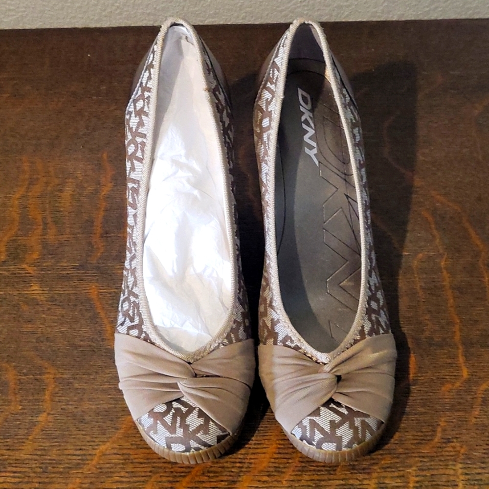 DKNY cute metallic brown wedges, size 8.5 new